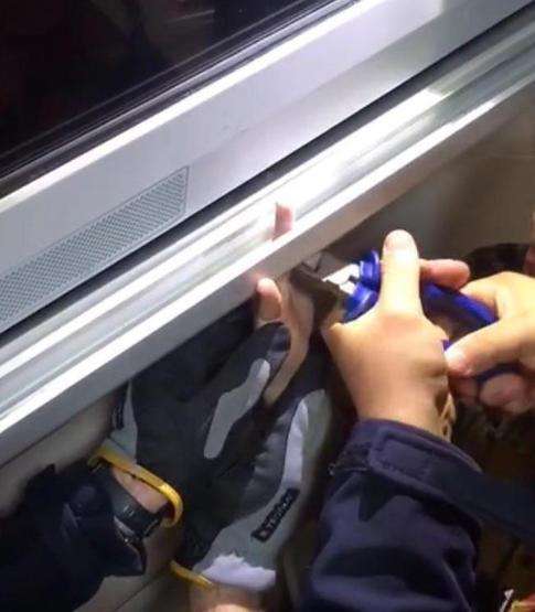 Parmağı akıllı tahtaya sıkışan öğrenciyi itfaiye kurtardı