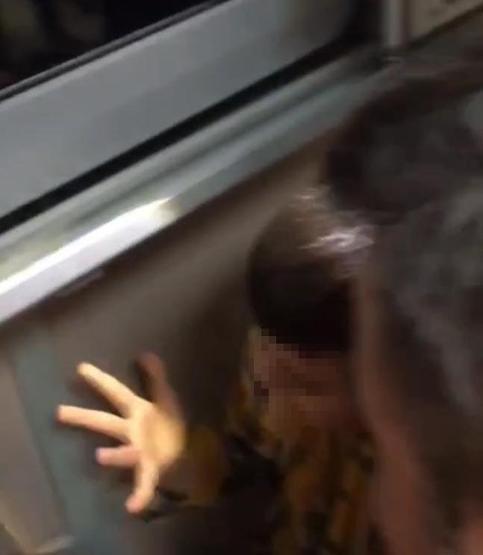 Parmağı akıllı tahtaya sıkışan öğrenciyi itfaiye kurtardı