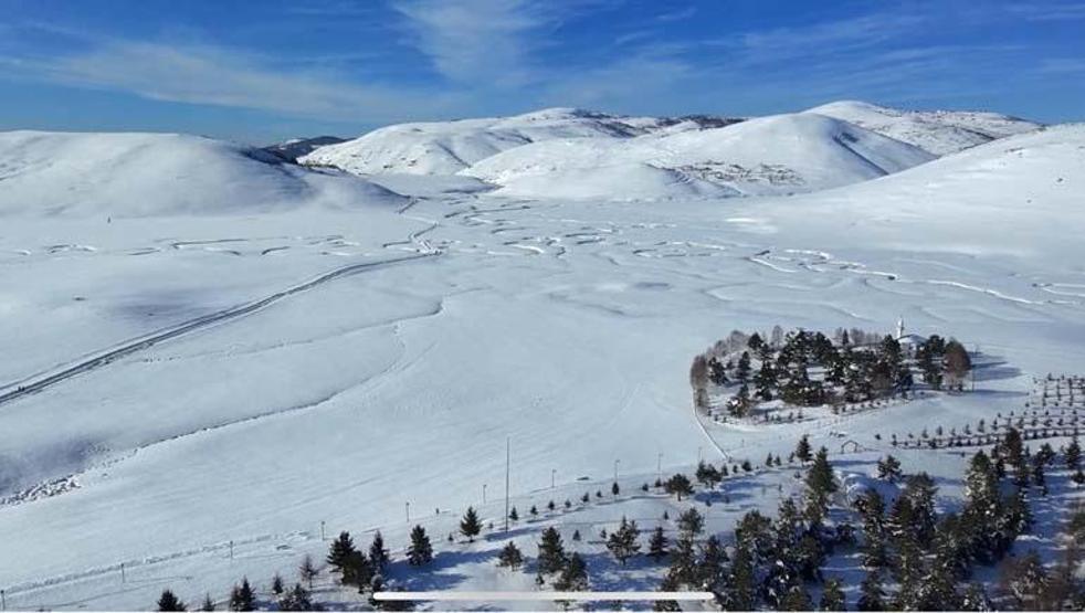 Her yıl yerli ve yabancı turist akınına uğruyor Perşembe Yaylasında kar güzelliği
