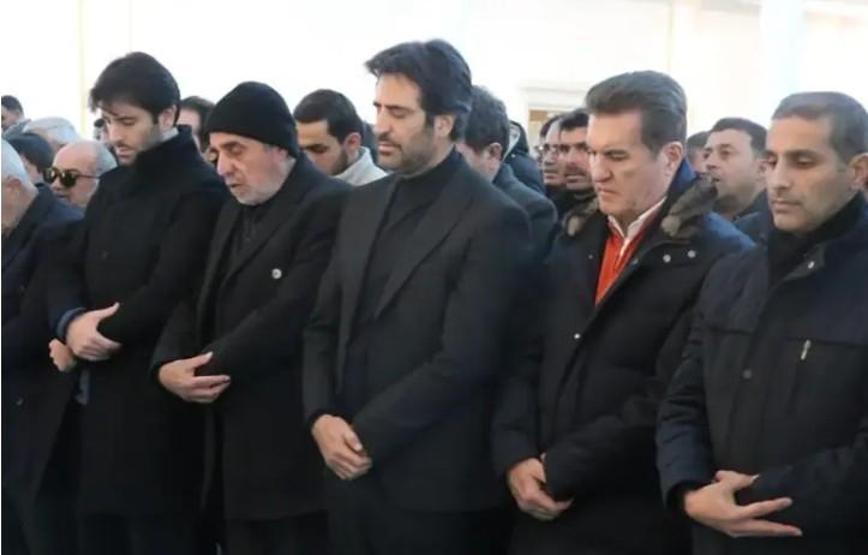 Mahsun Kırmızıgül annesine gözyaşlarıyla veda etti