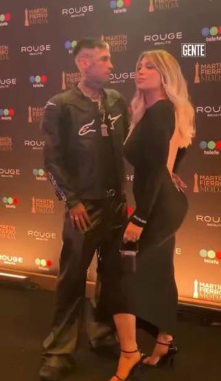 Galatasarayın yıldızı Icardi ile boşanma sürecinde olan Wanda Nara düşman çatlattı 13 yaş küçük sevgilisi L-Ganteyi böyle öptü