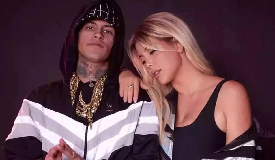 Galatasarayın yıldızı Icardi ile boşanma sürecinde olan Wanda Nara düşman çatlattı 13 yaş küçük sevgilisi L-Ganteyi böyle öptü