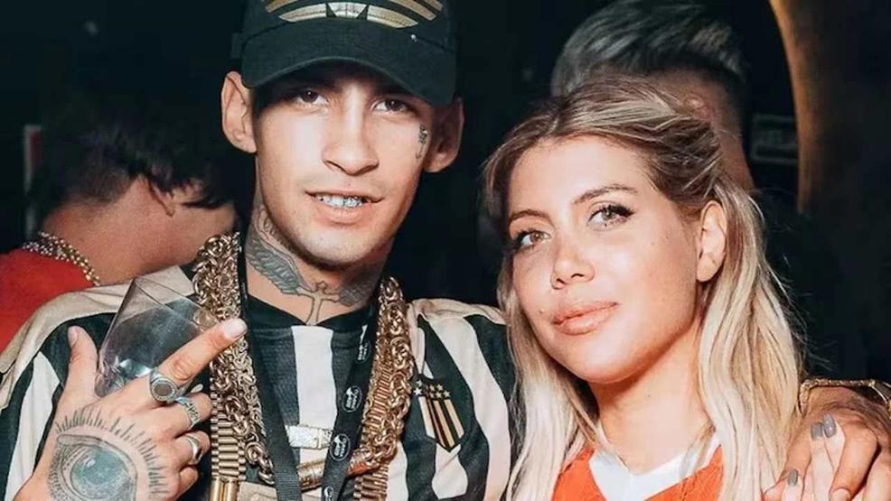 Galatasarayın yıldızı Icardi ile boşanma sürecinde olan Wanda Nara düşman çatlattı 13 yaş küçük sevgilisi L-Ganteyi böyle öptü