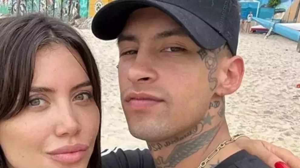 Galatasarayın yıldızı Icardi ile boşanma sürecinde olan Wanda Nara düşman çatlattı 13 yaş küçük sevgilisi L-Ganteyi böyle öptü