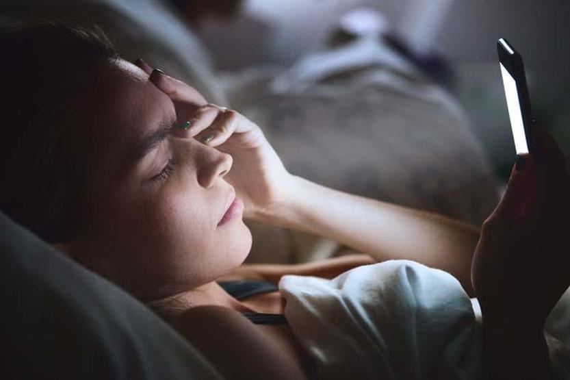 Gece Karanlıkta Telefona Bakanlar Dikkat Meğer Bu Hastalığı Tetikliyormuş