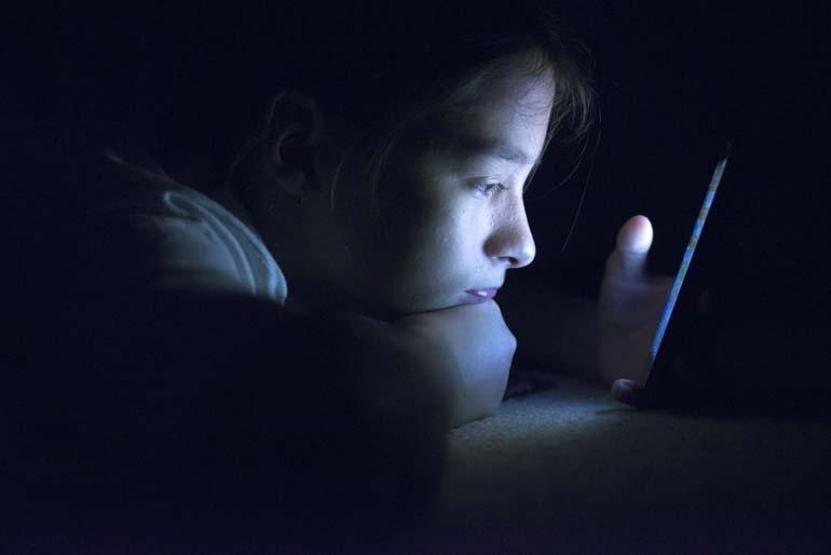 Gece Karanlıkta Telefona Bakanlar Dikkat Meğer Bu Hastalığı Tetikliyormuş
