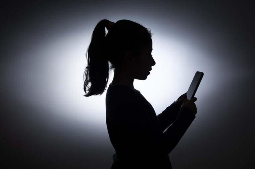 Gece Karanlıkta Telefona Bakanlar Dikkat Meğer Bu Hastalığı Tetikliyormuş