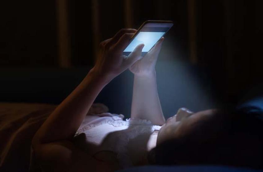 Gece Karanlıkta Telefona Bakanlar Dikkat Meğer Bu Hastalığı Tetikliyormuş