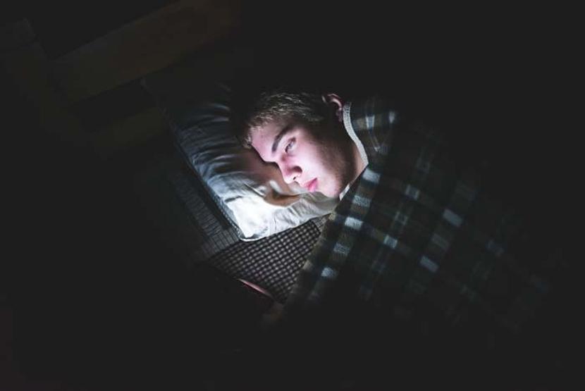Gece Karanlıkta Telefona Bakanlar Dikkat Meğer Bu Hastalığı Tetikliyormuş