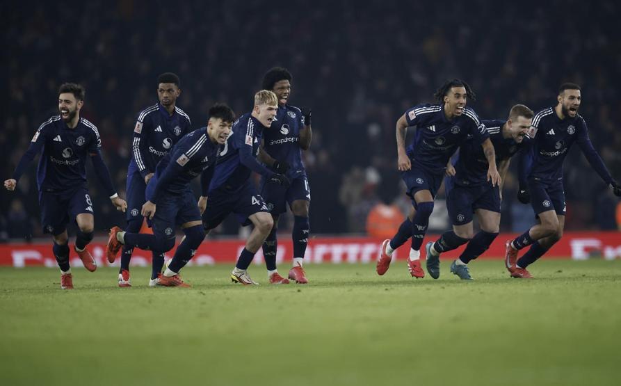 Milli kaleci Altay Bayındır, İngilterede gündem oldu Manchester Uniteda turu getiren kurtarışlar...