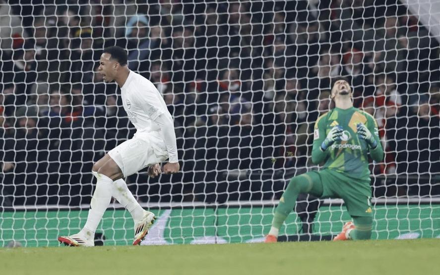 Milli kaleci Altay Bayındır, İngilterede gündem oldu Manchester Uniteda turu getiren kurtarışlar...