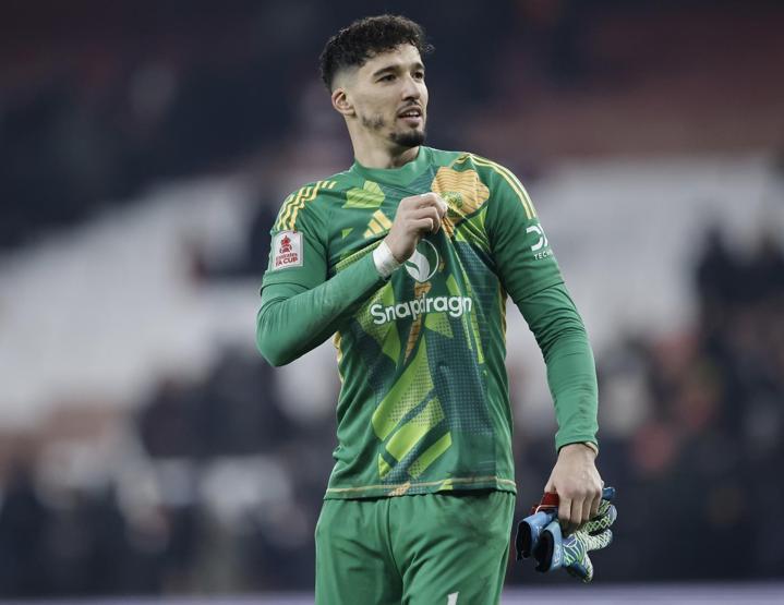Milli kaleci Altay Bayındır, İngilterede gündem oldu Manchester Uniteda turu getiren kurtarışlar...