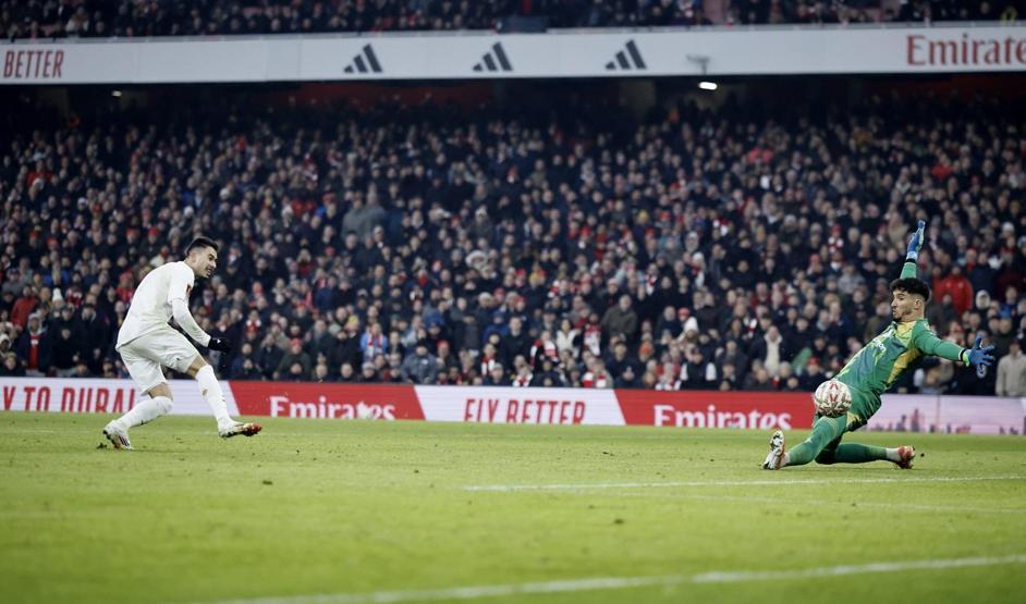 Milli kaleci Altay Bayındır, İngilterede gündem oldu Manchester Uniteda turu getiren kurtarışlar...