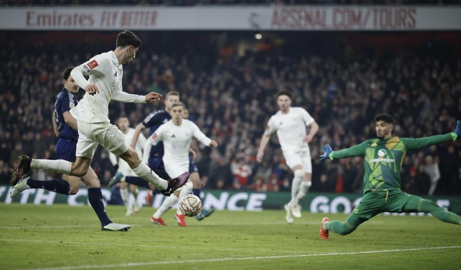 Milli kaleci Altay Bayındır, İngilterede gündem oldu Manchester Uniteda turu getiren kurtarışlar...
