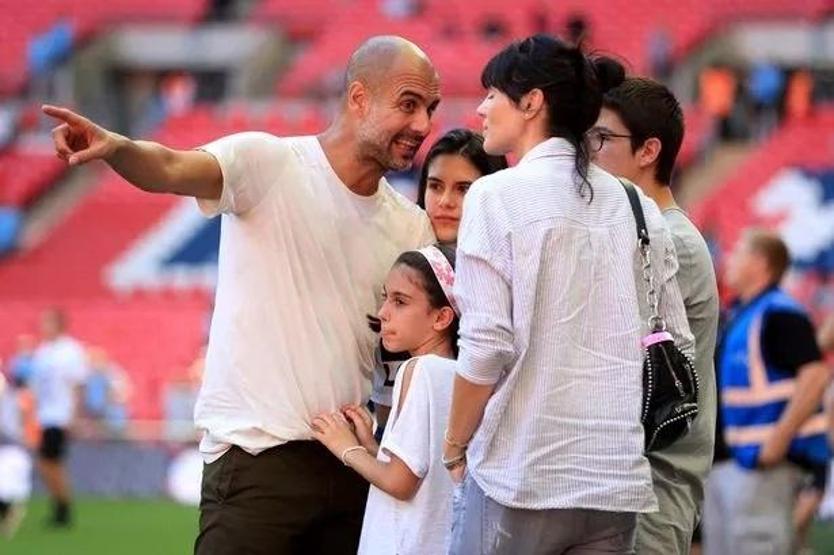 Manchester City ile çöküşte olan Pep Guardiola, bir darbe de eşinden yedi 30 yıllık birliktelik sona erdi...