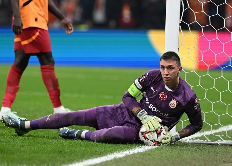 Galatasaray Kaptanı Musleradan şok hareket Taraftarlardan tepki yedikten sonra, Bitti işareti...