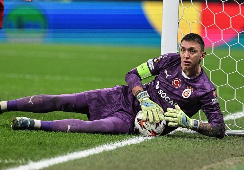 Galatasaray Kaptanı Musleradan şok hareket Taraftarlardan tepki yedikten sonra, Bitti işareti...