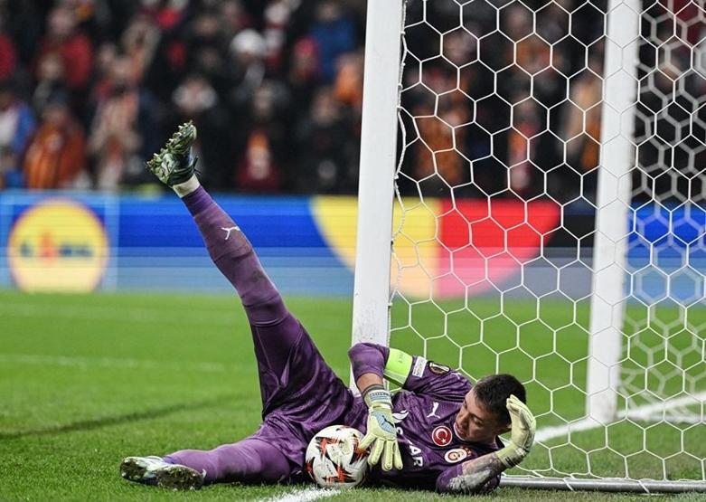 Galatasaray Kaptanı Musleradan şok hareket Taraftarlardan tepki yedikten sonra, Bitti işareti...