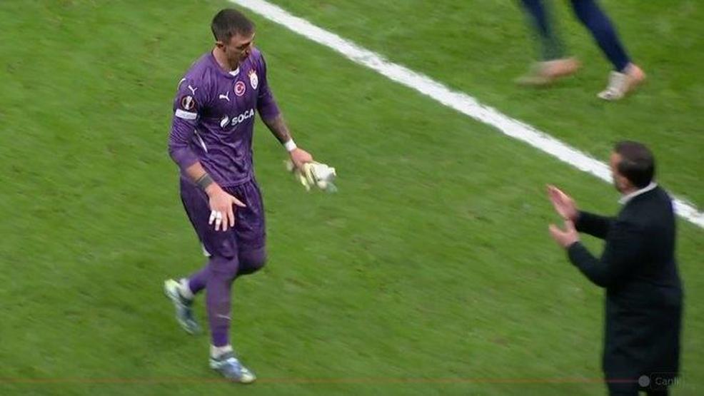 Galatasaray Kaptanı Musleradan şok hareket Taraftarlardan tepki yedikten sonra, Bitti işareti...