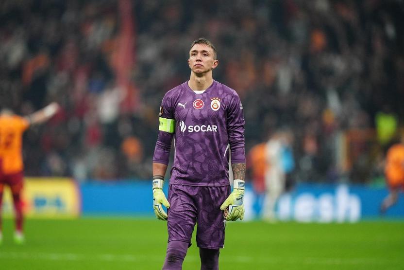 Galatasaray Kaptanı Musleradan şok hareket Taraftarlardan tepki yedikten sonra, Bitti işareti...