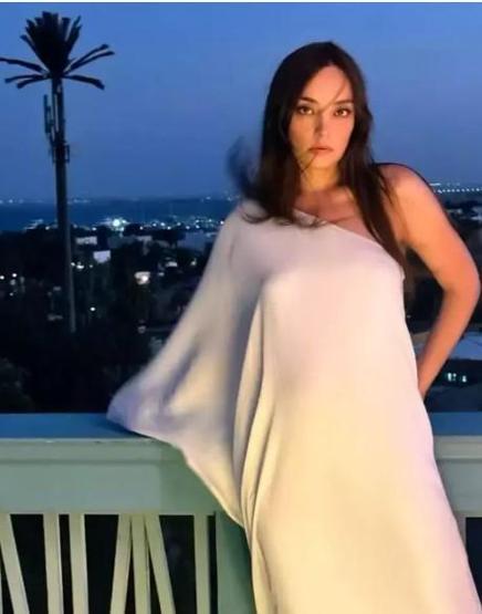 Zeynep Tuğçe Bayat ve Cansel Elçinin bebek heyecanı