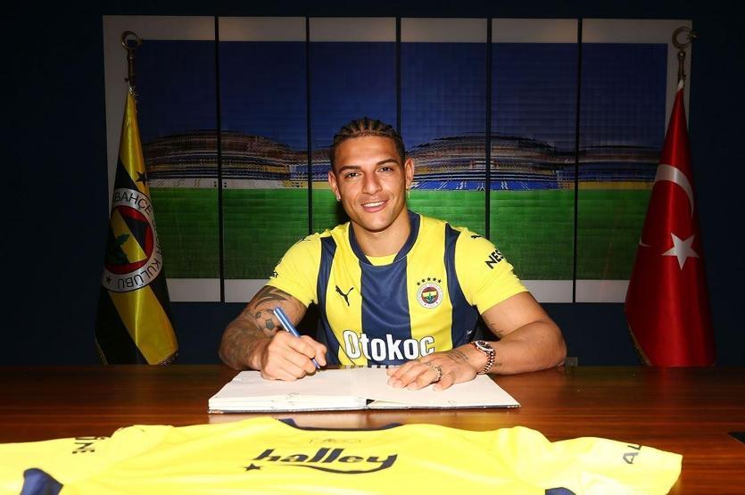 Fenerbahçede ayrılık Yeni transfere yol göründü...