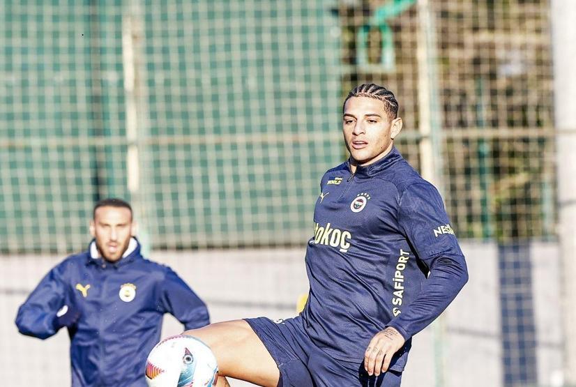 Fenerbahçede ayrılık Yeni transfere yol göründü...