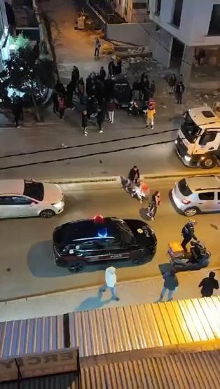 Tartıştıklarını iş yerini silahla bastılar... Kaçarken trafiğe takılınca esnaftan dayak yediler