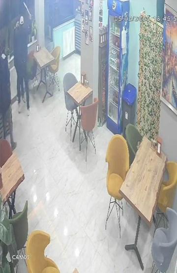Tartıştıklarını iş yerini silahla bastılar... Kaçarken trafiğe takılınca esnaftan dayak yediler