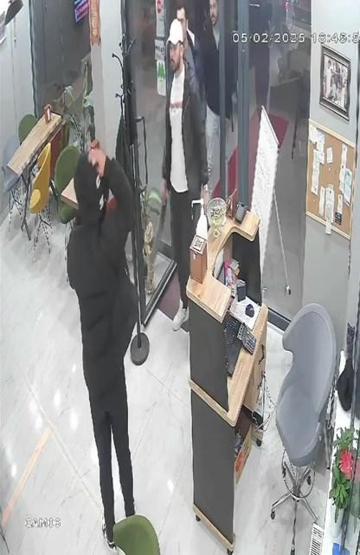 Tartıştıklarını iş yerini silahla bastılar... Kaçarken trafiğe takılınca esnaftan dayak yediler