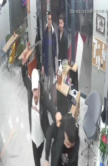 Tartıştıklarını iş yerini silahla bastılar... Kaçarken trafiğe takılınca esnaftan dayak yediler