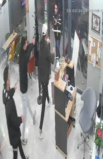 Tartıştıklarını iş yerini silahla bastılar... Kaçarken trafiğe takılınca esnaftan dayak yediler