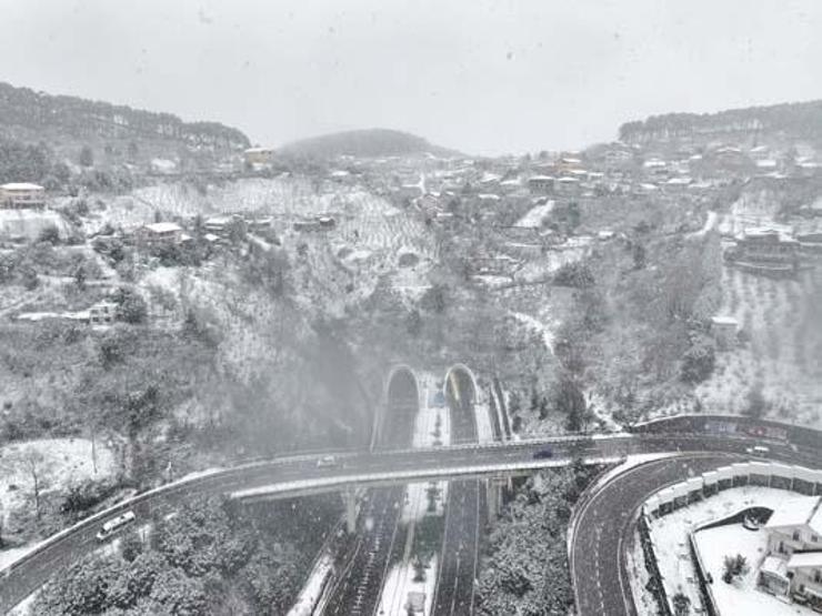 Son Dakika | Beklenen Kar Yağışı Geldi: Beyaz Örtü İstanbula Çok Yakıştı