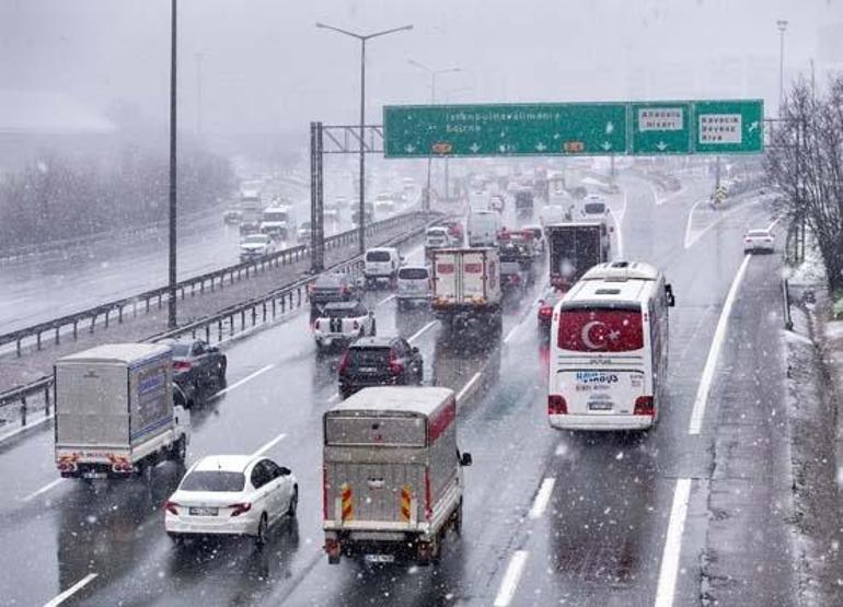 Son Dakika | Beklenen Kar Yağışı Geldi: Beyaz Örtü İstanbula Çok Yakıştı