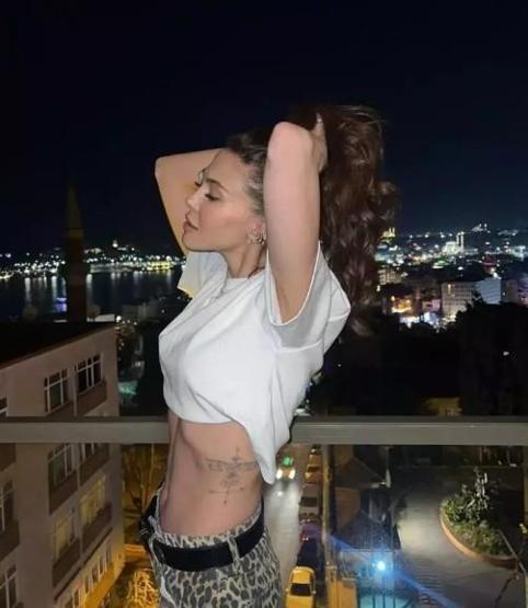 Dilara Aksüyek karın kaslarına yorum yapanları tiye aldı