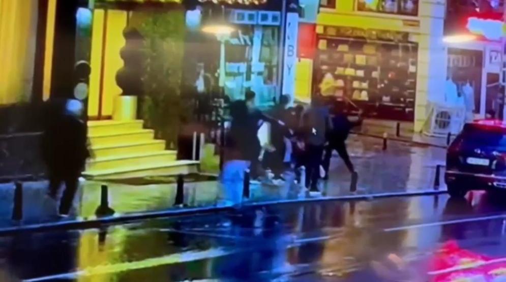 5 kişi yolda karşılaştığı husumetlisini sopalarla darbedip bıçakladı