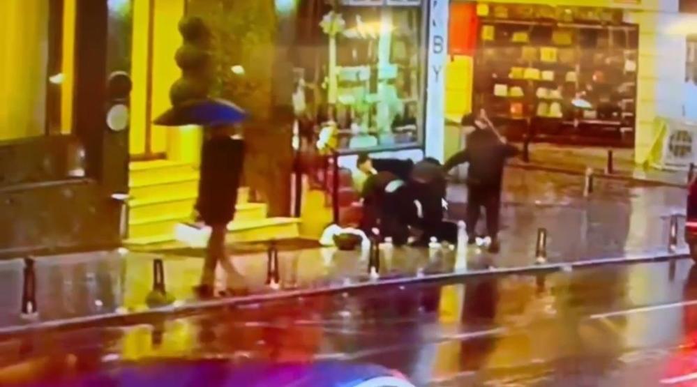 5 kişi yolda karşılaştığı husumetlisini sopalarla darbedip bıçakladı