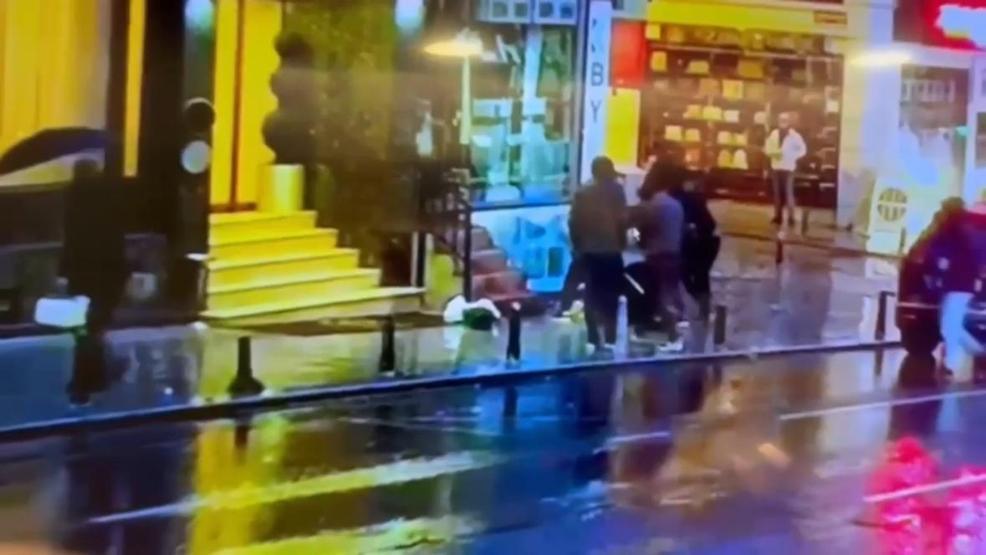 5 kişi yolda karşılaştığı husumetlisini sopalarla darbedip bıçakladı