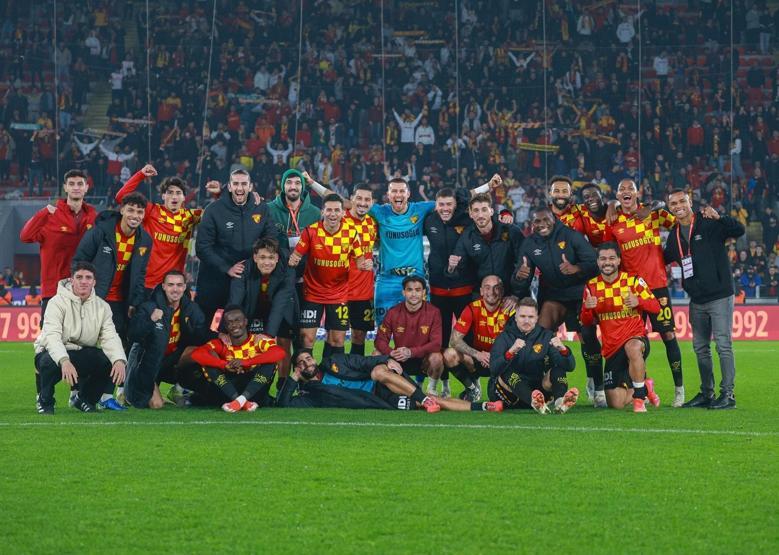 Göztepe, yeni sezon formalarını taraftarlara sundu