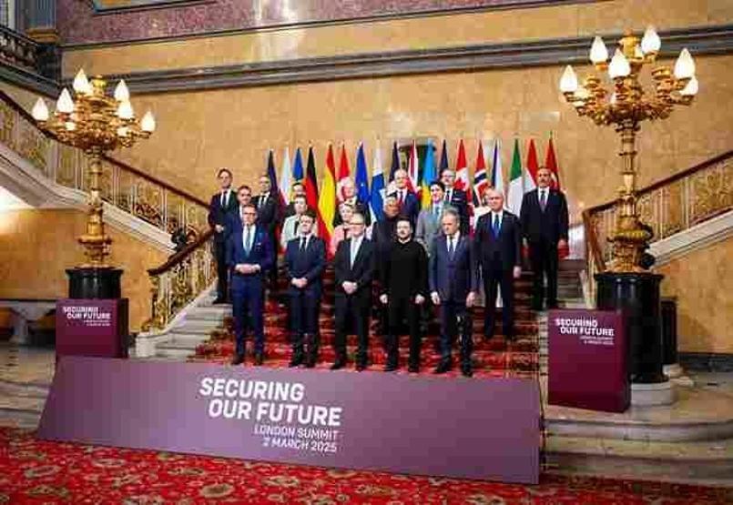 Bu fotoğraf Atinayı karıştırdı: Londradaki zirveye yönelik Yunanistanda tartışma başladı