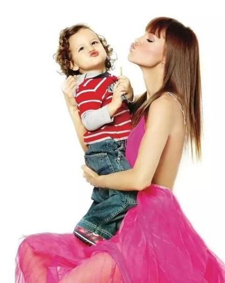 Ebru Şallının oğlu Beren 21 yaşında Zaman nasıl geçiyor anlamak mümkün değil