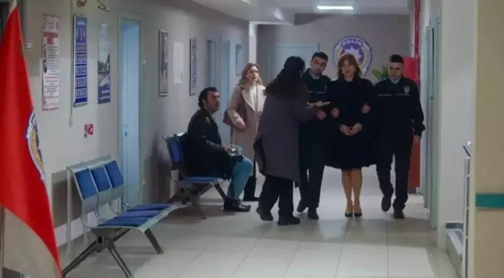 Annem Ankarada Ayça sinirlendi: Sizi tanıdığım güne lanet olsun