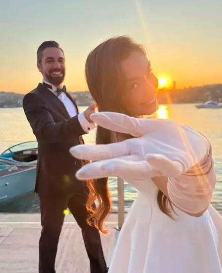 Neslihan Atagül ile Kadir Doğulu gündem oldu Minik oğlunun adını böyle duyurdu