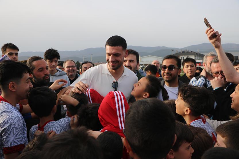 Merih Demiraldan bir ilk Milli futbolcu tarihe geçti...