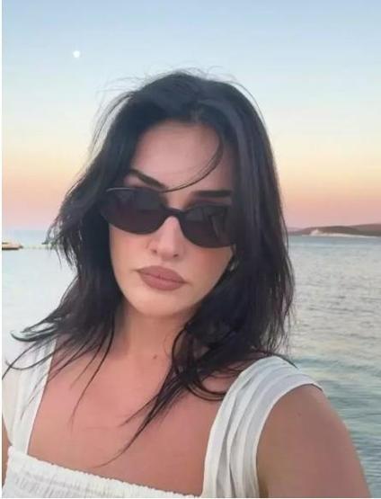 Esra Bilgiç verdiği pozlarla hayran bıraktı BEYAZLAR İÇİNDE