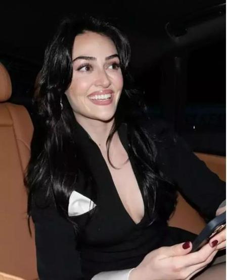 Esra Bilgiç verdiği pozlarla hayran bıraktı BEYAZLAR İÇİNDE