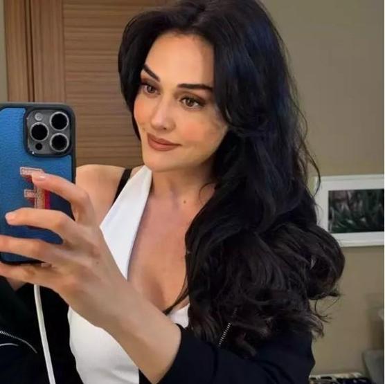 Esra Bilgiç verdiği pozlarla hayran bıraktı BEYAZLAR İÇİNDE