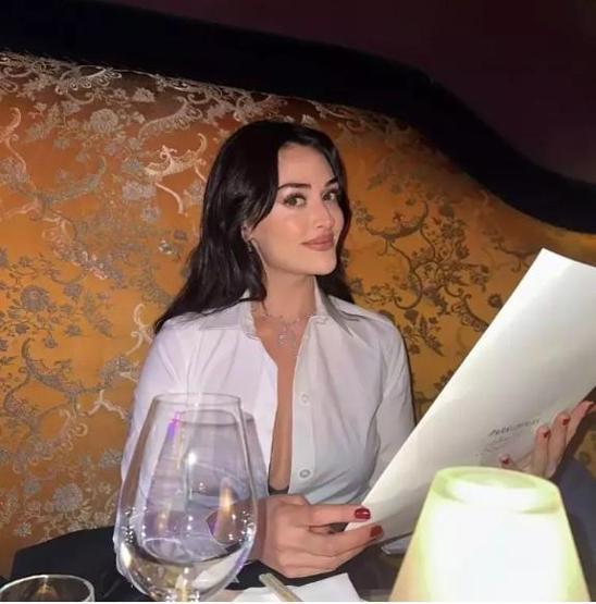 Esra Bilgiç verdiği pozlarla hayran bıraktı BEYAZLAR İÇİNDE