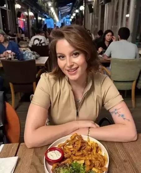 Hande Erçel ve Kerem Bürsinli Sen Çal Kapımının Melosuydu Tam 28 kilo verdi Elçin Afacan’ın zayıflama sırrı ortaya çıktı