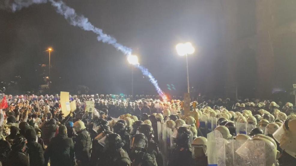 Saraçhanede izinsiz gösteriye polis müdahalesi
